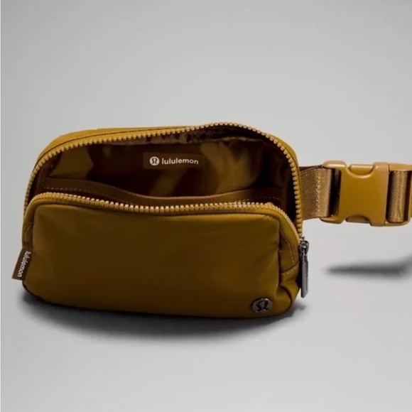 NWT lululemon everywhere belt bag - Picture 8 of 8